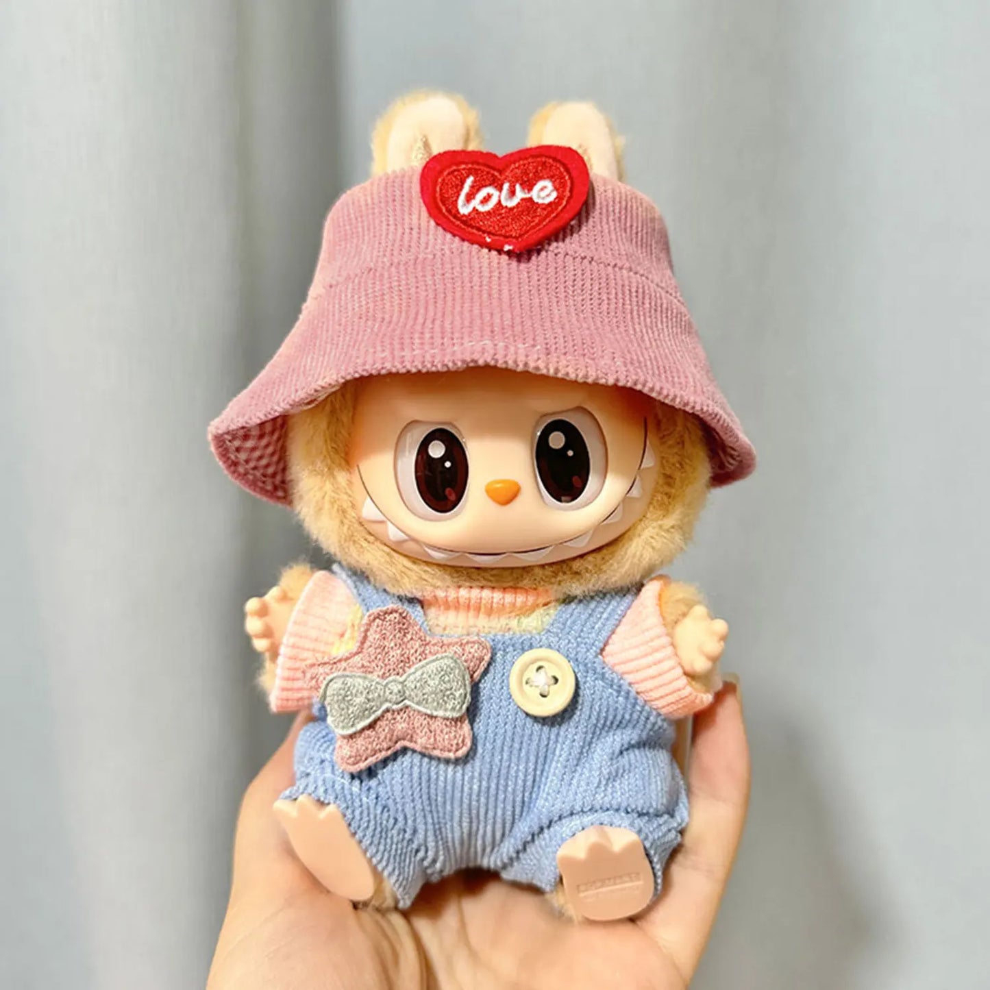 Outfit Carini per Bambole Labubu 17cm – Vestiti con Cappellino, Salopette e Accessori