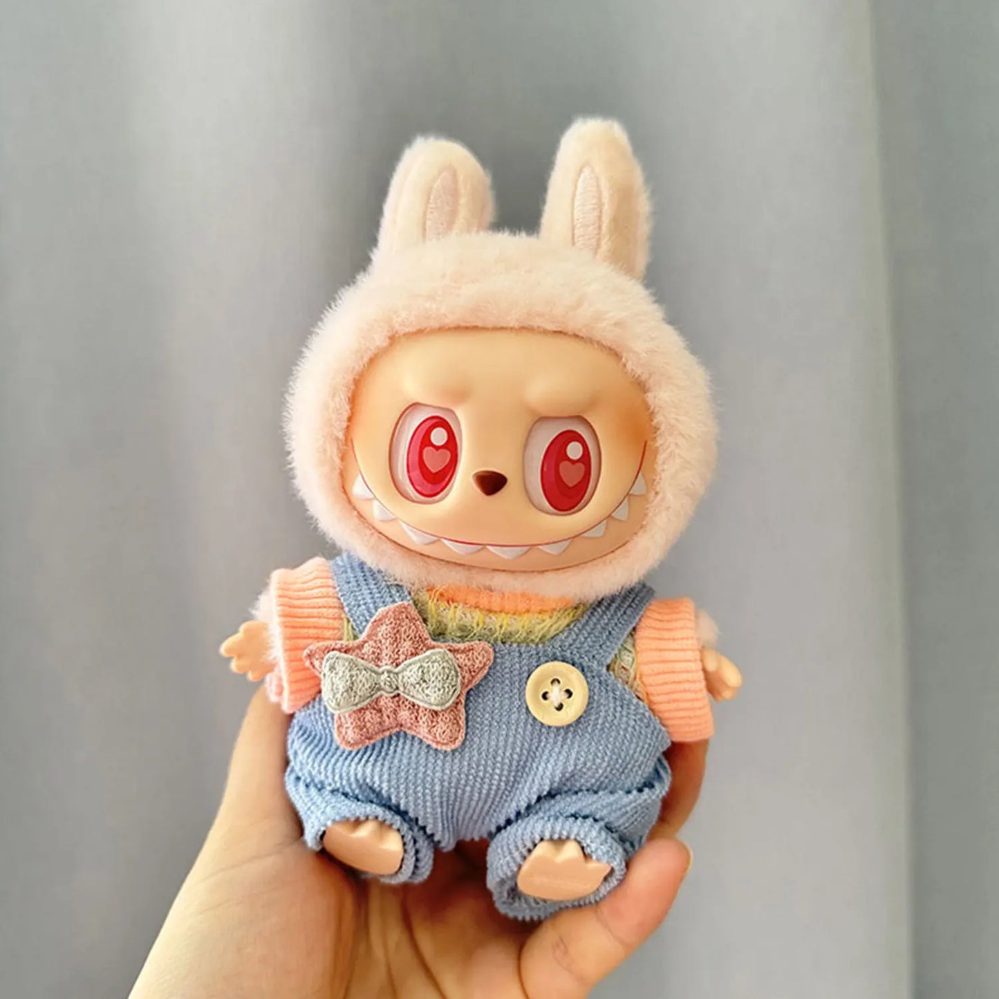Outfit Carini per Bambole Labubu 17cm – Vestiti con Cappellino, Salopette e Accessori
